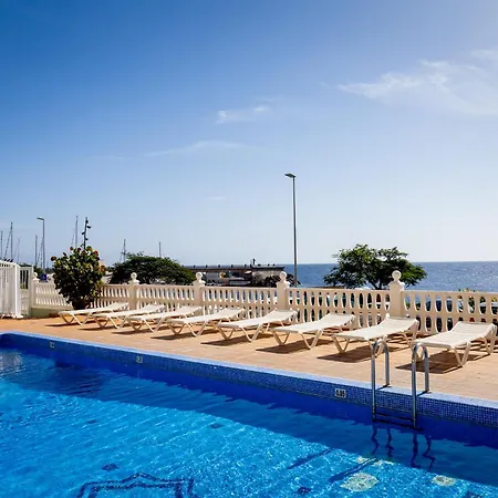 Beachfront With Communal Swimming Pool And Parking Lägenhet *