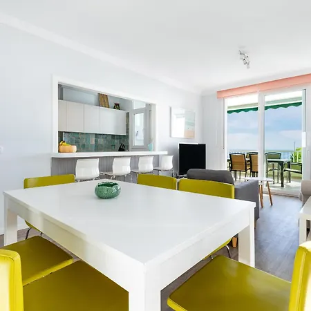 Beachfront With Communal Swimming Pool And Parking 아파트 *