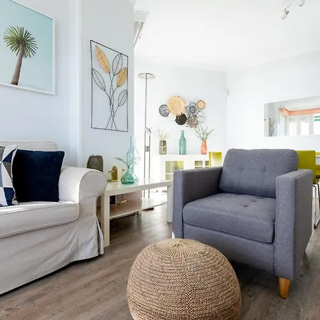 Apartman Beachfront With Communal Swimming Pool And Parking *
