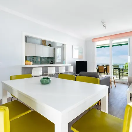 Beachfront With Communal Swimming Pool And Parking Apartman *