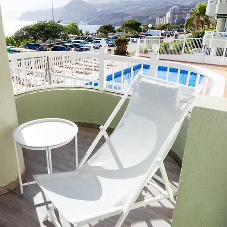 Apartman Beachfront With Communal Swimming Pool And Parking *