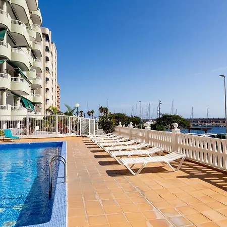 Beachfront With Communal Swimming Pool And Parking Apartman